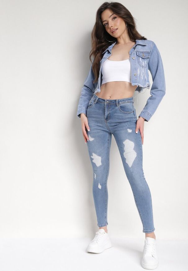 Born2be - Niebieskie Jeansy o Dopasowanym Fasonie Ozdobione Przetarciami Verinessa. Okazja: na co dzień. Kolor: niebieski. Wzór: aplikacja. Styl: klasyczny, elegancki, casual