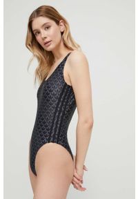 adidas Originals jednoczęściowy strój kąpielowy kolor czarny miękka miseczka. Kolor: czarny. Materiał: skóra, dzianina, materiał. Wzór: ze splotem #1