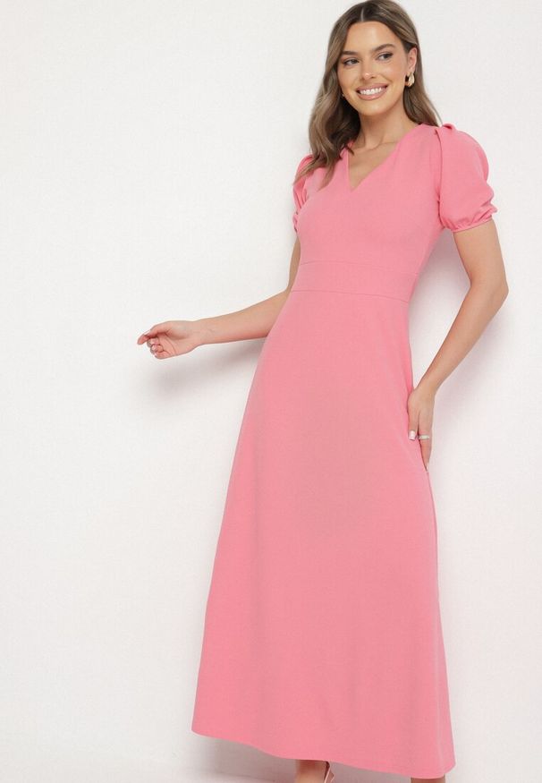 Born2be - Różowa Sukienka Rozkloszowana z Trójkątnym Dekoltem Efralinae. Okazja: na spacer, na imprezę. Kolor: różowy. Sezon: lato. Typ sukienki: rozkloszowane. Styl: elegancki, klasyczny