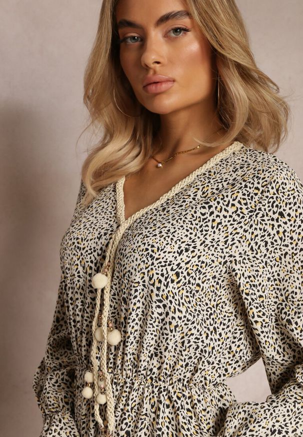 Renee - Biała Sukienka Endomela. Typ kołnierza: dekolt w serek. Kolor: biały. Długość rękawa: długi rękaw. Wzór: aplikacja. Styl: boho. Długość: maxi