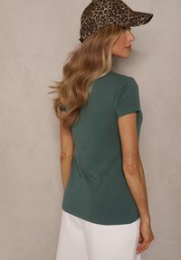 Renee - Ciemnozielony Bawełniany T-shirt z Dekoltem w Kształcie Litery V Fevalista. Okazja: na co dzień. Typ kołnierza: dekolt w kształcie V. Kolor: zielony. Materiał: bawełna. Styl: elegancki, casual