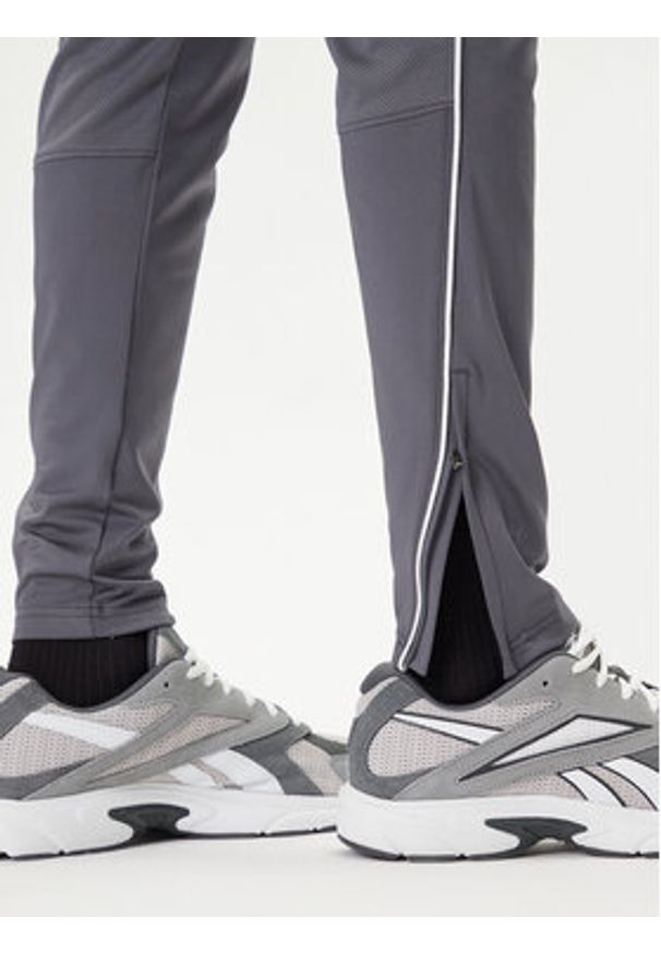 Under Armour Spodnie dresowe Challenger Training 6004044 Szary Slim Fit. Kolor: szary. Materiał: dresówka