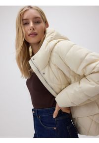Reserved - Pikowana kurtka z kapturem - złamana biel. Typ kołnierza: kaptur. Materiał: tkanina #1