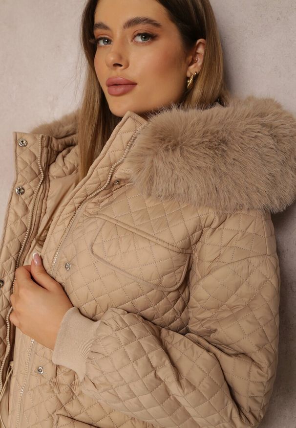 Renee - Beżowa Kurtka z Futrzanym Kapturem i Drobnym Pikowaniem Obtashe. Kolor: beżowy. Materiał: futro. Wzór: jednolity. Styl: klasyczny