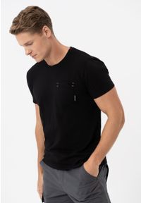 Volcano - Koszulka z kieszenią TM-SVEN. Materiał: bawełna, skóra, materiał. Długość rękawa: krótki rękaw. Długość: krótkie. Wzór: gładki, aplikacja #1