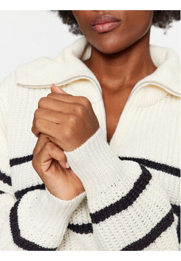 JDY Sweter 15302342 Écru Regular Fit. Materiał: syntetyk