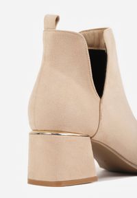 Renee - Beżowe Botki na Słupku z Wycięciem i Metaliczną Ozdobą Lorethra. Okazja: na co dzień, na spotkanie biznesowe, do pracy. Kolor: beżowy. Materiał: wełna, jeans. Wzór: aplikacja. Sezon: zima, jesień. Obcas: na słupku. Styl: casual, biznesowy, elegancki, klasyczny #7