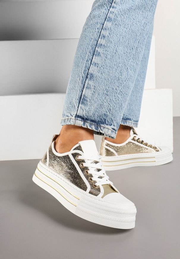 Born2be - Złote Trampki na Grubej Podeszwie z Cyrkoniami Felithea. Okazja: na co dzień, na spacer. Kolor: złoty. Materiał: jeans. Szerokość cholewki: normalna. Styl: elegancki, casual