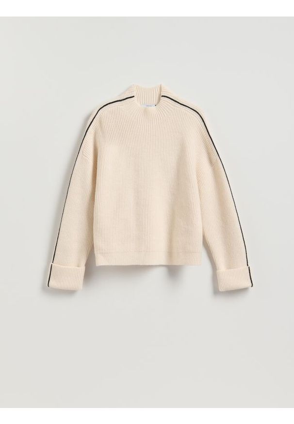 Reserved - Sweter z kontrastową lamówką - kremowy. Kolor: kremowy. Materiał: dzianina