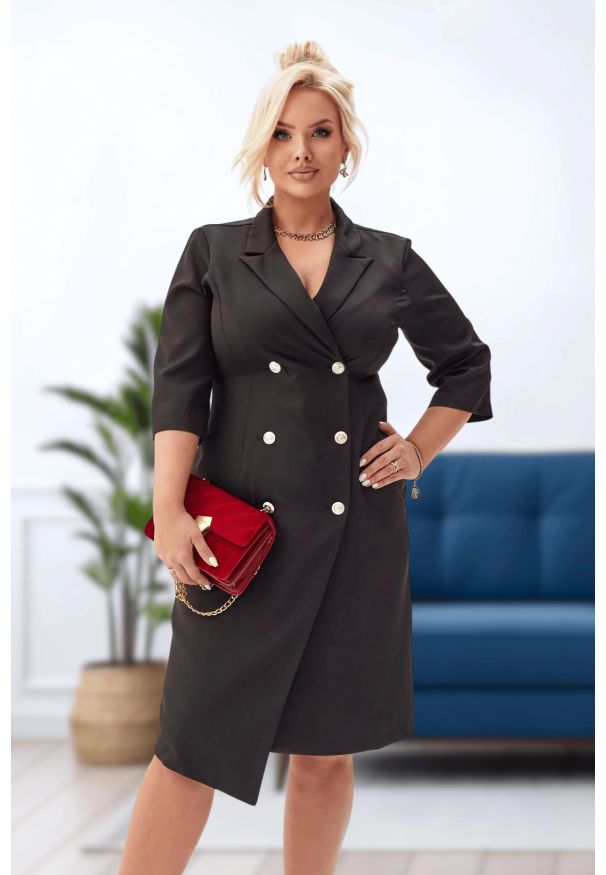 Moda Size Plus Iwanek - Elegancka żakietowa sukienka Chloe w czarnym kolorze PLUS SIZE XXL JESIEŃ. Okazja: na randkę, na spotkanie biznesowe, na komunię, na ślub cywilny, do pracy, na wesele. Typ kołnierza: dekolt kopertowy. Kolekcja: plus size. Kolor: czarny. Materiał: tkanina, poliester, elastan, materiał. Sezon: jesień. Typ sukienki: dla puszystych. Styl: elegancki