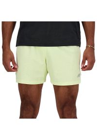 Spodenki New Balance MS41286LLT - żółte. Kolor: żółty. Materiał: poliester, materiał, tkanina. Sport: fitness