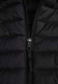 Renee - Czarna Przejściowa Kurtka Pikowana z Kapturem z Możliwością Odpięcia Pretiga. Okazja: na spacer. Typ kołnierza: kaptur. Kolor: czarny. Materiał: jeans, nylon #8