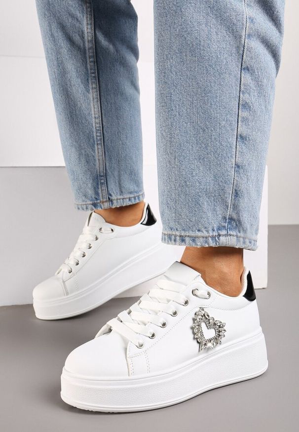 Renee - Biało-Czarne Sneakersy na Platformie z Aplikacją Serca z Cyrkonii Elisana. Okazja: do pracy. Nosek buta: okrągły. Zapięcie: sznurówki. Kolor: biały. Materiał: jeans. Wzór: aplikacja. Obcas: na platformie