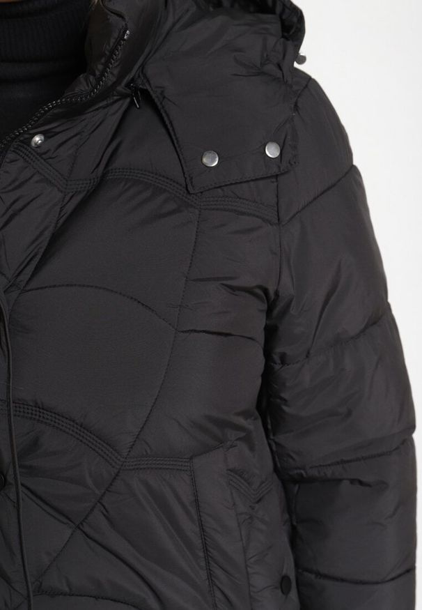 Born2be - Czarna Pikowana Kurtka z Kieszeniami i Kapturem z Możliwością Odpięcia Nikigala. Okazja: na co dzień, na spacer. Kolekcja: plus size. Kolor: czarny. Materiał: jeans, materiał. Styl: casual, elegancki