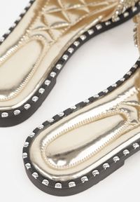 Born2be - Złote Eleganckie Klapki z Biżuteryjnymi Aplikacjami Erannia. Okazja: na co dzień. Kolor: złoty. Materiał: len. Wzór: aplikacja. Sezon: lato. Styl: elegancki #7