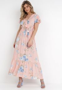 Born2be - Jasnoróżowa Kopertowa Sukienka w Kwiatowy Wzór z Paskiem i Falbanką Thellippe. Typ kołnierza: dekolt kopertowy, dekolt w kształcie V. Kolor: różowy. Wzór: kwiaty. Typ sukienki: kopertowe. Materiał: tkanina. Długość rękawa: krótki rękaw. Sezon: lato. Styl: elegancki. Długość: maxi #5