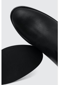 Answear Lab botki damskie kolor czarny na słupku. Nosek buta: okrągły. Kolor: czarny. Obcas: na słupku. Styl: wakacyjny. Wysokość obcasa: średni #2