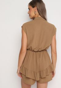 Born2be - Ciemnobeżowy Krótki Kombinezon z Falbankami i Kołnierzykiem Laravia. Kolor: beżowy. Długość: krótkie. Styl: wizytowy, elegancki #4