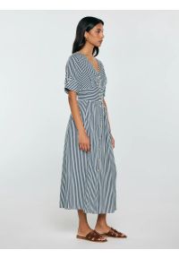 Big-Star - Sukienka damska midi z wiskozy w paski granatowo-białe Zissa 403. Okazja: do pracy, na co dzień, na spotkanie biznesowe. Kolor: niebieski. Materiał: wiskoza. Długość rękawa: krótki rękaw. Wzór: paski. Styl: biznesowy, klasyczny, casual. Długość: midi #4