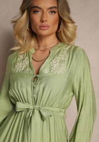 Renee - Zielona Rozkloszowana Sukienka z Wiskozą Zdobiona Haftem i Wiązanym Paskiem Elvania. Okazja: na co dzień. Typ kołnierza: dekolt w serek. Kolor: zielony. Materiał: wiskoza. Wzór: aplikacja, haft. Styl: casual #5