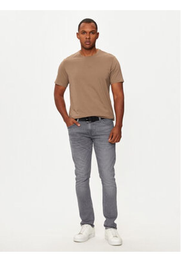 Guess T-Shirt M4GP39 K7HD0 Brązowy Regular Fit. Kolor: brązowy. Materiał: bawełna