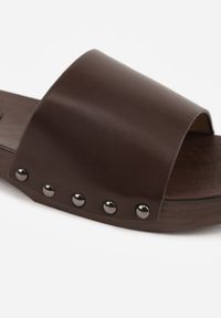 Born2be - Ciemnobrązowe Klapki w Klasycznym Stylu z Nitami Talove. Okazja: na co dzień. Kolor: brązowy. Styl: klasyczny #7