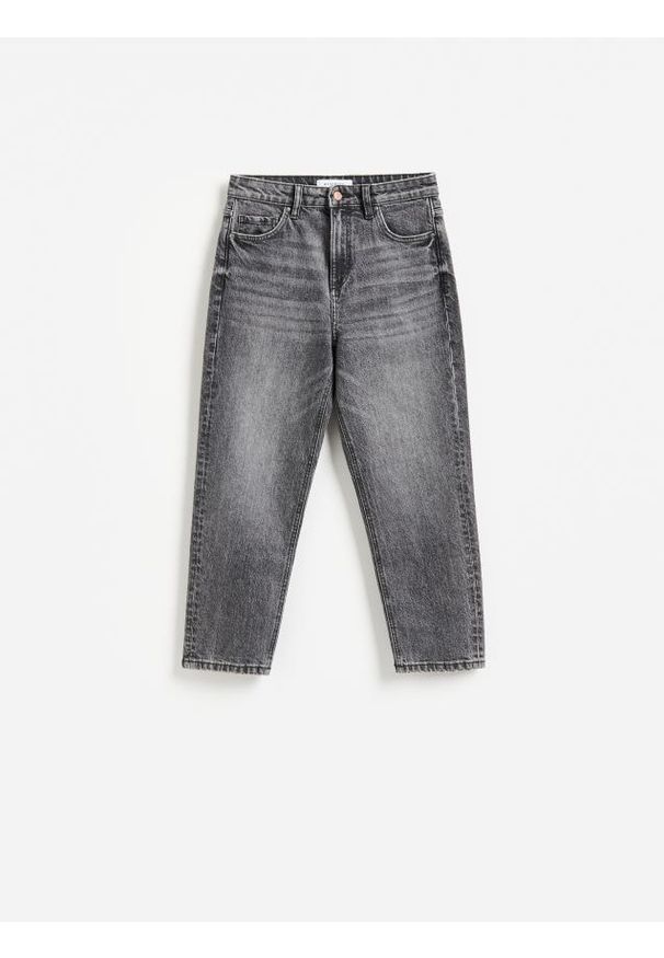 Reserved - Jeansy mom fit z krótszą nogawką - szary. Kolor: szary. Długość: krótkie
