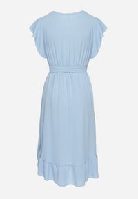 Born2be - Jasnoniebieska Rozkloszowana Sukienka Ozdobiona Falbanką i Paskiem Natiellea. Okazja: na co dzień. Typ kołnierza: kołnierz z falbankami. Kolor: niebieski. Wzór: aplikacja. Styl: casual #5