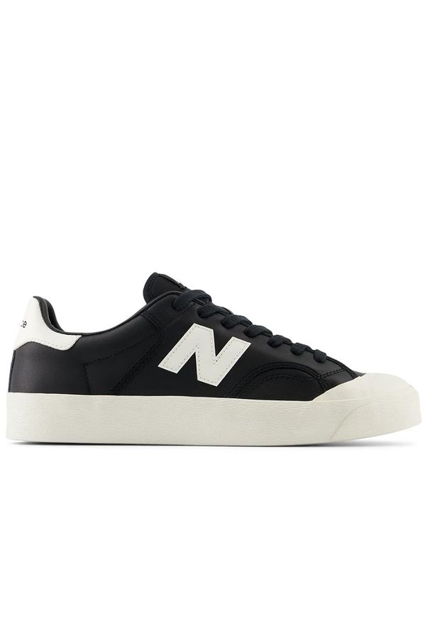 Buty New Balance BB100LBK - czarne. Kolor: czarny. Materiał: dresówka, materiał, syntetyk, guma. Szerokość cholewki: normalna. Wzór: nadruk. Obcas: na platformie