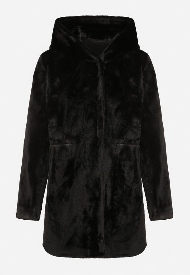 Born2be - Czarna Kurtka ze Sztucznego Futerka z Kapturem Innalitha. Typ kołnierza: kaptur. Kolor: czarny. Materiał: futro