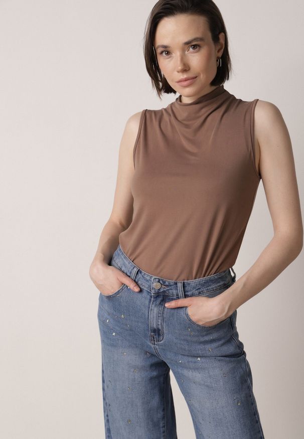 Born2be - Brązowa Gładka Bluzka Bez Rękawów z Półgolfem Nedivra. Okazja: na co dzień, na spotkanie biznesowe, do pracy. Kolor: brązowy. Materiał: poliester, elastan, materiał, jeans. Długość rękawa: bez rękawów. Wzór: gładki. Styl: casual, biznesowy, elegancki, klasyczny