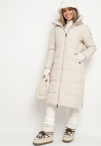 Born2be - Beżowa Zimowa Kurtka za Kolano Płaszcz z Szerokim Pikowaniem i Nieodpinanym Kapturem Hressa. Kolor: beżowy. Długość: długie. Wzór: aplikacja. Sezon: zima #4