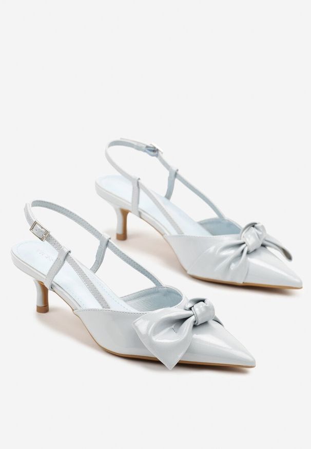 Renee - Niebieskie Sandały Lakierowane Vices na Kaczuszce Typu Slingback z Kokardą Kovenna. Okazja: na co dzień. Zapięcie: sprzączka. Kolor: niebieski. Materiał: lakier. Obcas: na szpilce. Styl: casual, elegancki, klasyczny. Wysokość obcasa: średni