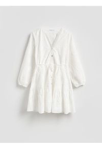 Reserved - Sukienka z haftem - biały. Kolor: biały. Materiał: bawełna, tkanina. Wzór: haft