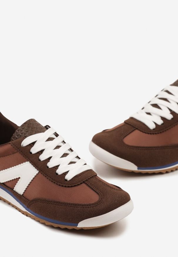 Renee - Brązowe Sneakersy z Geometrycznym Wzorem Zoloti. Okazja: na co dzień. Zapięcie: sznurówki. Kolor: brązowy. Wzór: geometria