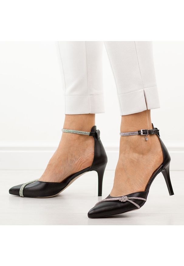 Czarne lico skórzane Polskie szpilki damskie Prestige 2258. Zapięcie: pasek. Kolor: czarny. Materiał: skóra. Wzór: aplikacja. Sezon: wiosna, jesień, lato. Obcas: na szpilce. Styl: elegancki, klasyczny, wizytowy