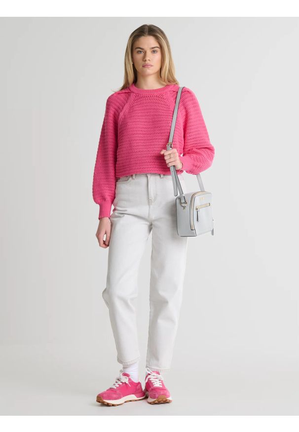 Big-Star - Sweter damski o ażurowym splocie różowy Funia 601. Okazja: na co dzień. Kolor: różowy. Materiał: jeans. Długość rękawa: raglanowy rękaw. Wzór: ażurowy, ze splotem. Styl: klasyczny, elegancki, casual