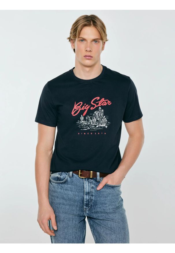 Big-Star - Koszulka męska z nadrukiem granatowa Sterir 403. Okazja: na co dzień. Kolor: niebieski. Materiał: bawełna, jeans. Wzór: nadruk. Sezon: lato. Styl: casual, klasyczny