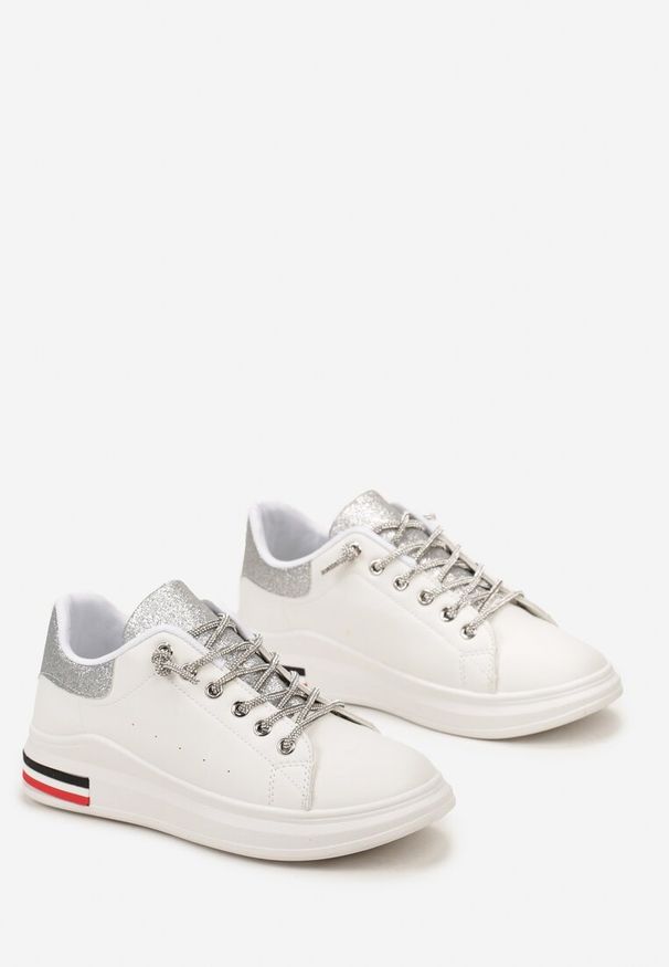 Born2be - Biało-Srebrne Sneakersy z Biżuteryjnym Wiązaniem i Brokatowymi Wstawkami Eleria. Kolor: biały. Wzór: aplikacja