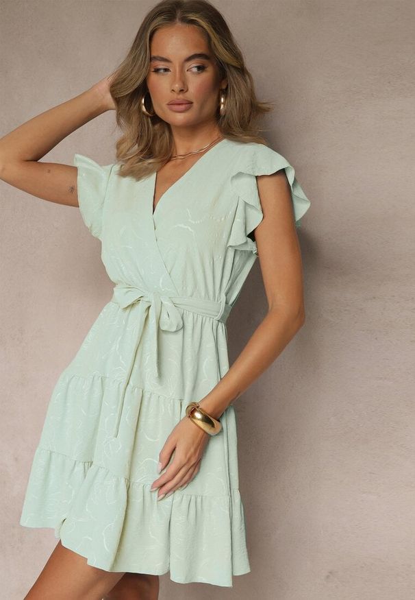 Renee - Jasnozielona Rozkloszowana Sukienka z Paskiem i Falbanami Lilarea. Okazja: na co dzień, na randkę. Kolor: zielony. Typ sukienki: sportowe. Styl: sportowy, casual