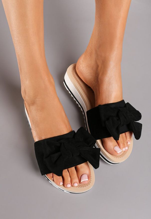 Renee - Czarne Klapki na Niskim Koturnie z Kokardką z Imitacji Zamszu Tememia. Okazja: na spacer. Kolor: czarny. Materiał: zamsz. Sezon: lato. Obcas: na koturnie. Styl: elegancki, klasyczny