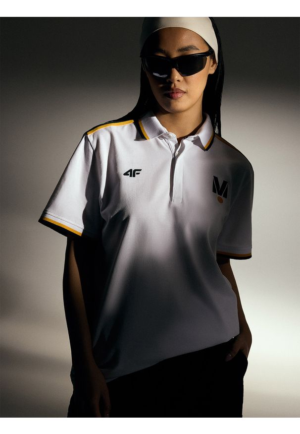 4f - 4F Koszulka polo uniseks 4F x Drift Masters - biała M. Okazja: na co dzień. Typ kołnierza: polo. Kolor: biały. Materiał: dzianina, włókno, bawełna. Wzór: napisy, ze splotem. Styl: casual, elegancki, sportowy, klasyczny