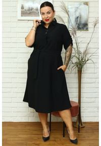 KARKO - Sukienka modna wysmuklająca elegancka trapezowa z paskiem SILVIA czarna. Okazja: do pracy, na co dzień. Typ kołnierza: dekolt w kształcie V. Kolekcja: plus size. Kolor: czarny. Wzór: jednolity. Typ sukienki: trapezowe. Materiał: materiał, tkanina, poliester, elastan. Sezon: jesień, lato. Styl: elegancki. Długość: midi #1