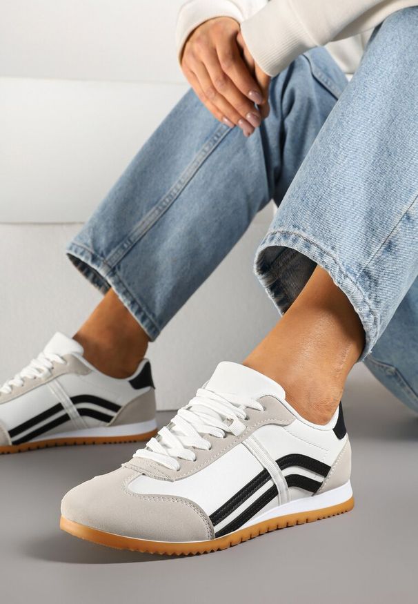 Born2be - Białe Sneakersy w Stylu Kultowych Tenisówek z Ozdobnymi Przeszyciami Wendiva. Okazja: na co dzień. Zapięcie: sznurówki. Kolor: biały. Materiał: jeans. Obcas: na obcasie. Wysokość obcasa: niski