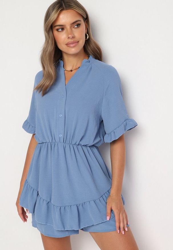Born2be - Niebieski Taliowany Kombinezon z Gumką w Talii i Ozdobną Falbanką przy Rękawach Nanselena. Kolor: niebieski. Długość rękawa: krótki rękaw. Długość: krótkie. Styl: elegancki