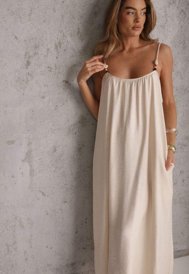 Renee - Beżowa Wiskozowa Sukienka Boho o Pudełkowym Kroju na Ramiączkach z Koralikami Aleino. Okazja: na co dzień. Kolekcja: plus size. Kolor: beżowy. Materiał: wiskoza. Długość rękawa: na ramiączkach. Typ sukienki: dla puszystych. Styl: boho
