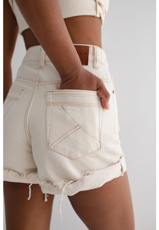 Marsala - Szorty jeansowe z wysokim stanem w kolorze jasnobeżowym - VANITY BEIGE DENIM-XL. Okazja: na co dzień. Stan: podwyższony. Kolor: beżowy. Materiał: jeans, denim. Długość: krótkie. Sezon: lato, wiosna. Styl: sportowy, casual, elegancki