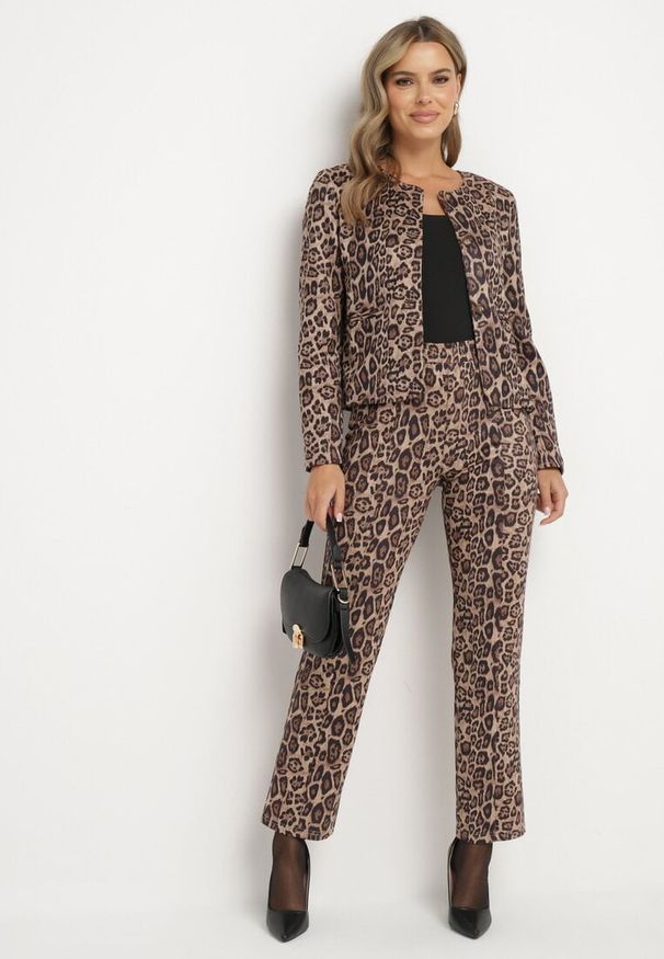 Born2be - Beżowe Spodnie w Panterkę o Klasyznym Fasonie z Gumką w Pasie Enadel. Okazja: na spotkanie biznesowe, na co dzień. Kolor: beżowy. Wzór: motyw zwierzęcy. Styl: elegancki, casual, klasyczny, biznesowy