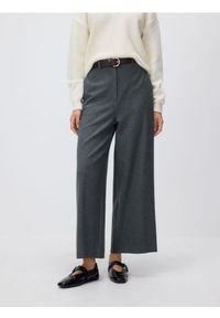 Reserved - Spodnie culotte z paskiem - ciemnoszary. Kolor: szary. Materiał: wiskoza, tkanina