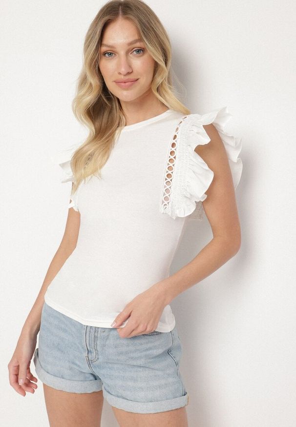 Born2be - Biała Bluzka z Falbanami i Ażurowym Wzorem Izemira. Okazja: na co dzień. Kolor: biały. Materiał: jeans. Wzór: ażurowy. Styl: elegancki, klasyczny, casual